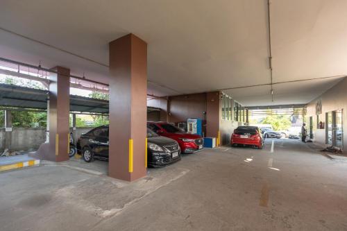 un garage avec des voitures qui y sont garées dans l'établissement BM Mansion, à Bangna