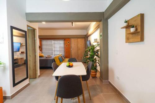 a dining room and living room with a table and chairs at Apartamento amoblado en Carepa cerca al aeropuerto in Carepa