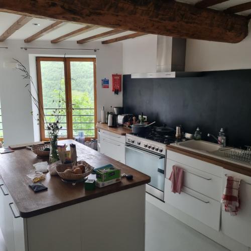 - une cuisine avec des appareils électroménagers blancs et un comptoir dans l'établissement Chalet Broski - Luxury near St Martin De Bellville, à Planvillard
