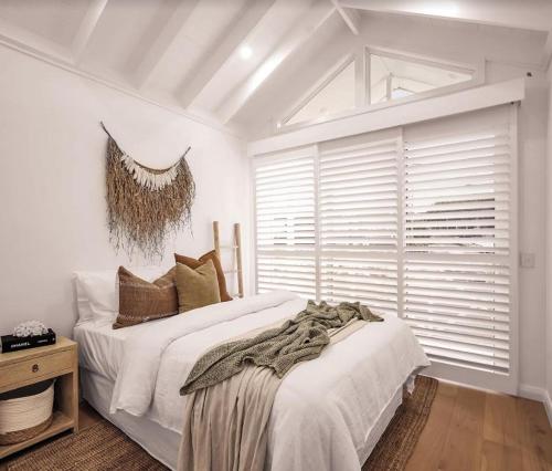 Postel nebo postele na pokoji v ubytování The SALTY PALMS Luxury Villas By the Sea