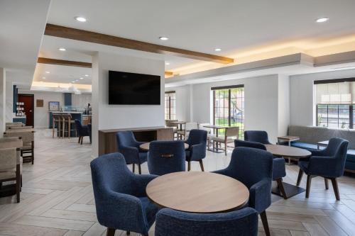 Μια τηλεόραση ή/και κέντρο ψυχαγωγίας στο Staybridge Suites West Des Moines by IHG