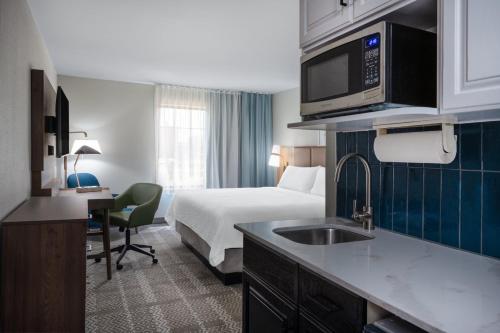 Ένα ή περισσότερα κρεβάτια σε δωμάτιο στο Staybridge Suites West Des Moines by IHG