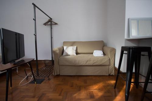 salon z kanapą i telewizorem w obiekcie Nidos Accommodation Gaia w mieście Vila Nova de Gaia