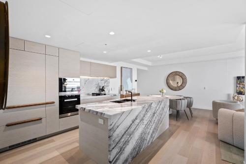 Cucina o angolo cottura di Jewel Beachfront Residences