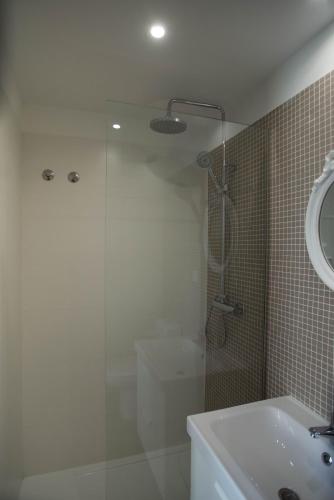 a bathroom with a shower and a tub and a sink at Nidos Accommodation Gaia in Vila Nova de Gaia