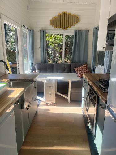 Kuchyň nebo kuchyňský kout v ubytování Malaspina Strait Tiny Home