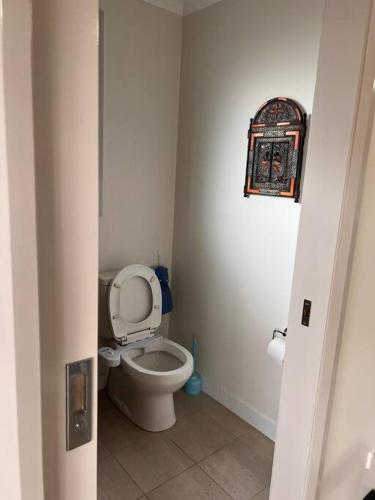 Bilik mandi di Perfectly located family home