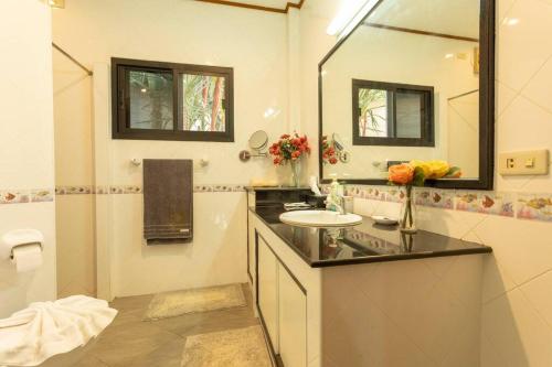 ein Badezimmer mit Waschbecken und Spiegel in der Unterkunft V235 Huge Pool 4 Mins Kamala Beach 12 Mins Patong in Kamala Beach