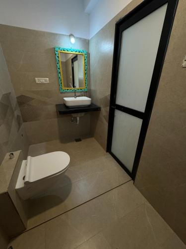 Bilik mandi di YoYo Goa, The Apartment Hotel