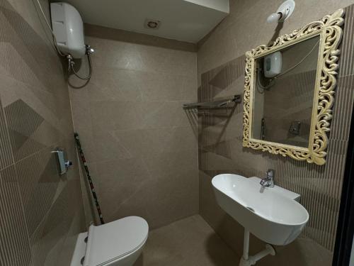 Bilik mandi di YoYo Goa, The Apartment Hotel