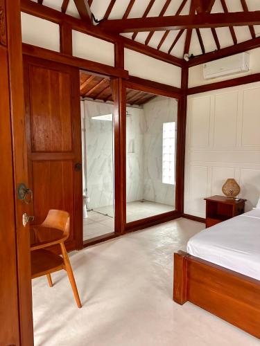 Ένα ή περισσότερα κρεβάτια σε δωμάτιο στο Seseh Beach Bungalows - Adults Only