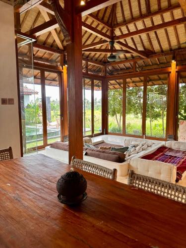 Ένα ή περισσότερα κρεβάτια σε δωμάτιο στο Seseh Beach Bungalows - Adults Only