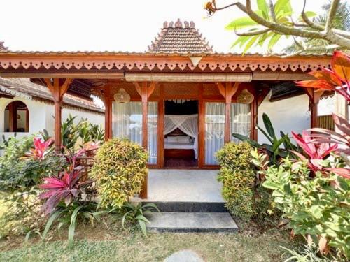 Κήπος έξω από το Seseh Beach Bungalows - Adults Only