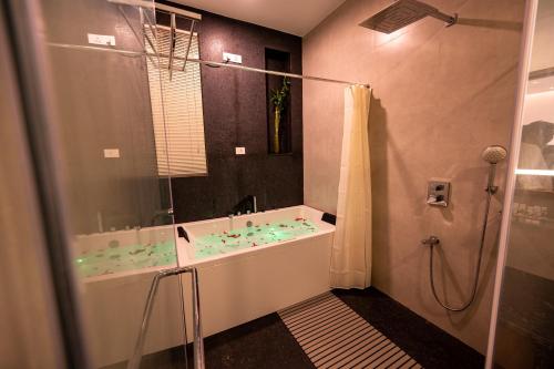 Salle de bains dans l'établissement S R Spa Suites