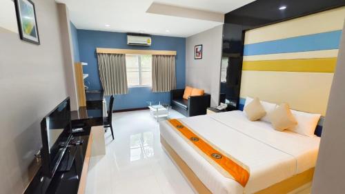 Postel nebo postele na pokoji v ubytování Eastpana Executive Residence 304 Prachinburi