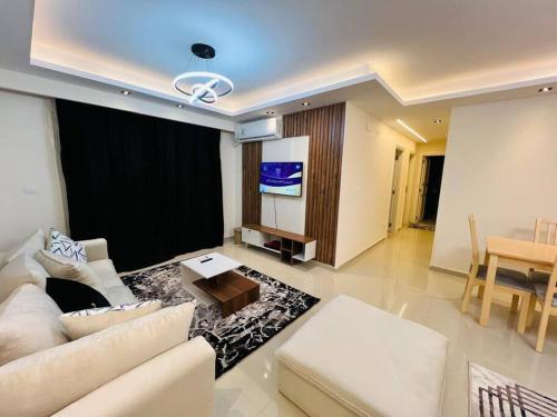 TV a/nebo společenská místnost v ubytování Royal Madinaty 2BR Residence