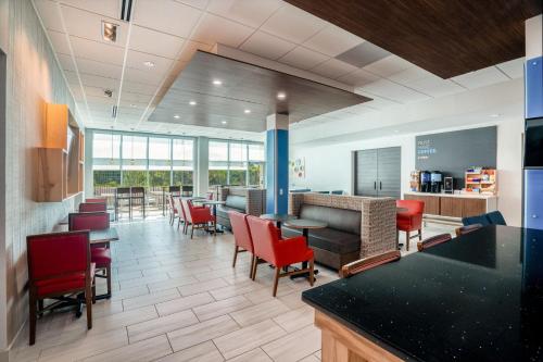 a lobby of a hospital with tables and chairs at Holiday Inn Express & Suites Atlanta Airport NE - Hapeville by IHG in Atlanta