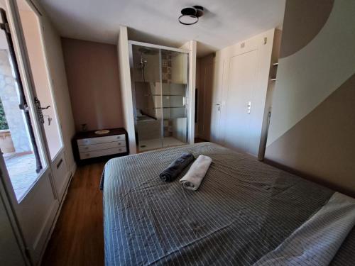 Postel nebo postele na pokoji v ubytování Au calme des Pins avec vue mer