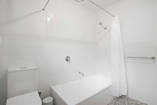 Ένα μπάνιο στο Sammy's Seaside Hideaway in Henley Beach