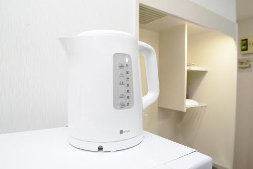 a white blender sitting on top of a kitchen counter at 和の楓cottage第二202 新宿歌舞伎町近隣 in Tokyo