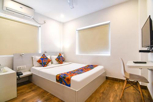 TV a/nebo společenská místnost v ubytování FabHotel Globe Express - Nr Ruby Hospital