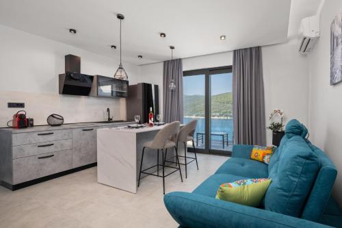 Apartment Mirella 2 "Your romantic sea-view escape in the heart of Rabac"