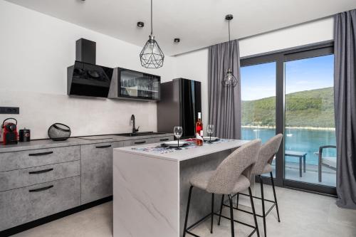 Apartment Mirella 2 "Your romantic sea-view escape in the heart of Rabac"