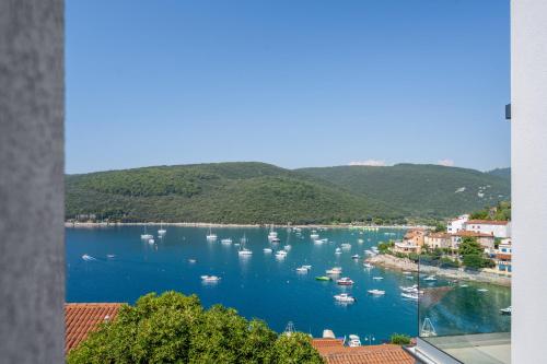 Apartment Mirella 2 "Your romantic sea-view escape in the heart of Rabac"