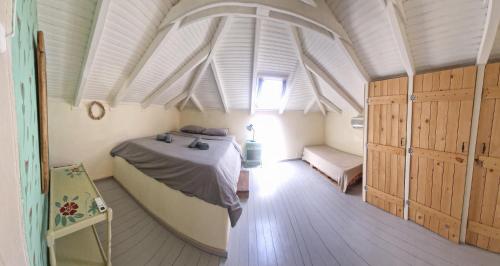 a bedroom with a large bed in a room at Nectar Rentals in Varákkes