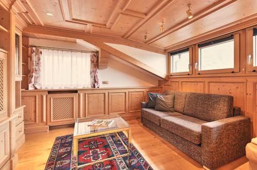 a living room with a couch and a table at Haus Flexen rooms & apartments in Stuben am Arlberg