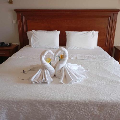 two swansrendered to look like kissing flamingos on a bed at Siris Hotel in Serres