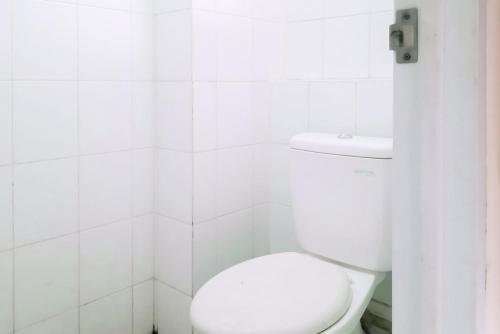 ein weißes Badezimmer mit Toilette und Waschbecken in der Unterkunft RedLiving Apartemen kemang View - My Room LapanLapan Tower Mahagoni in Pekayon Satu