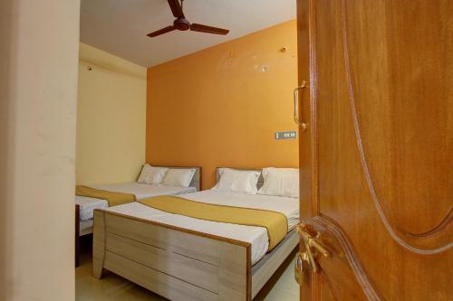 Una cama o camas en una habitación de Marudha Temple View Thiruvidaimaruthur