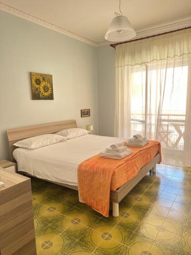 una camera da letto con un letto grande e una finestra di YELLOW HOUSE a Cefalù