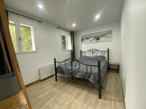 une chambre avec un lit dans le coin d'une pièce dans l'établissement Maison proche de la mer, à Campagne-lès-Hesdin