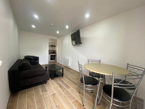 un salon avec un canapé et une table dans l'établissement Maison proche de la mer, à Campagne-lès-Hesdin