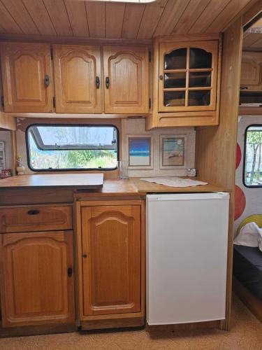 Кухня или мини-кухня в Beachfront Caravans
