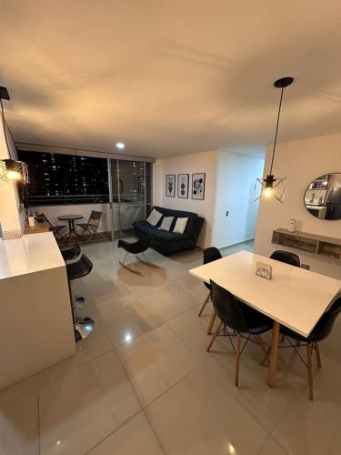 ein Wohnzimmer mit einer Couch und einem Tisch und Stühlen in der Unterkunft DEPA EN SONATA 3 habitaciones in Santa Clara Ocoyucan