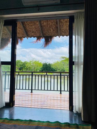 Ein Balkon oder eine Terrasse in der Unterkunft Rajini By The Waters