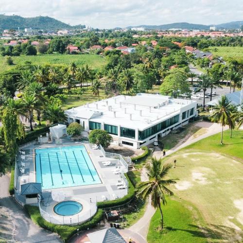 バンチャンにあるSeastar Hotel and Service Apartmentの白い建物の空中を望む