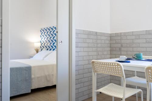 a room with a bed and a table and chairs at B&B Sperlonga in Sperlonga
