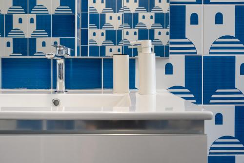 a bathroom with a sink and blue and white tiles at B&B Sperlonga in Sperlonga