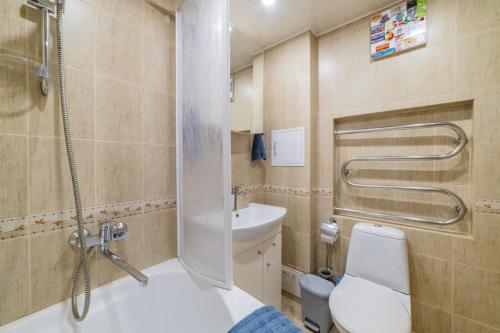 Bilik mandi di Monic Apartments