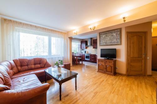 Ruang duduk di Monic Apartments