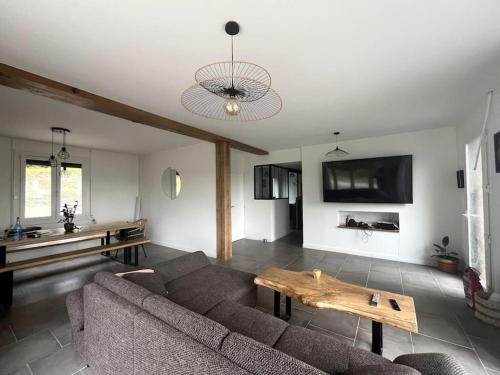 un salon avec un canapé et une table dans l'établissement les hauts du lac, à Éguzon-Chantôme