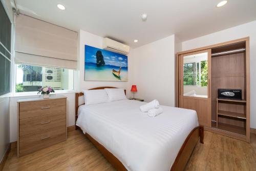 Postel nebo postele na pokoji v ubytování Jungle View Apartment E107 for 3 in Sea View Karon Papillon Residence
