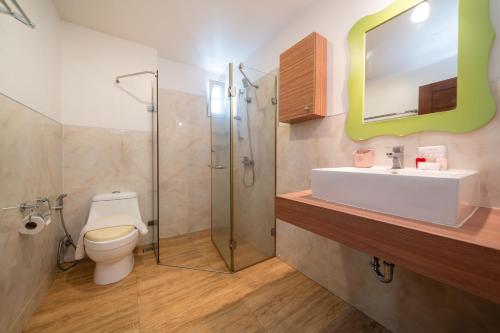 Koupelna v ubytování Jungle View Apartment E107 for 3 in Sea View Karon Papillon Residence