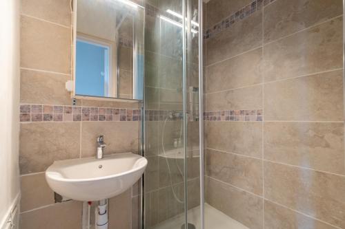 ein Badezimmer mit Waschbecken und Dusche in der Unterkunft Le Ptit Henri - Studio à 20min de Paris in LʼHay-les-Roses