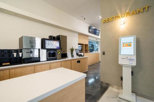a restaurant with a cash register in a store at 어라연 관광호텔 영월 in Yeongwol