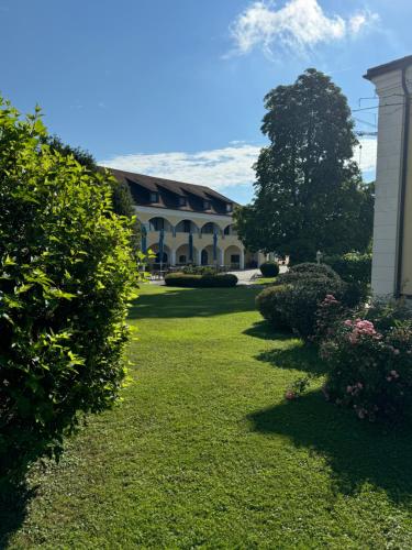 Schloss Kirchham Appartement - & Wellnessanlageにある庭